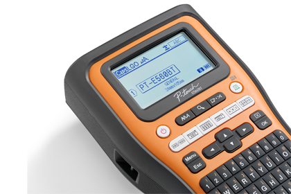 Echipament de etichetat PT-E560BT dotat cu tastatură QWERTY, afișaj mare iluminat din spate și taste rapide, ușor de utilizat