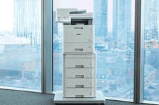 Multifunkcionalni štampač na postolju u kancelariji, velike zgrade, veliki prozori