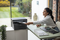 Žena s černobílý výstiskem z laserové tiskárny