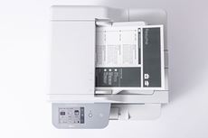 Pohled shora na tiskárnu Brother MFC-L2922DW s černobílým dokumentem v ADF