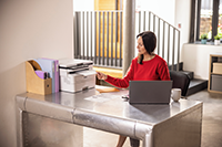 Femeie care ia o pagină imprimată din echipament