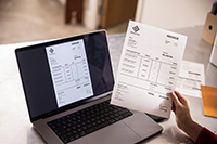 Pagina imprimată mono este verificată după originalul de pe laptop