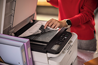 O pagină imprimată monocrom pe geamul de la scaner