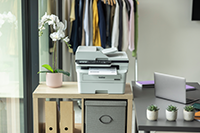 MFCB7810DW cu fața pe un birou de acasă