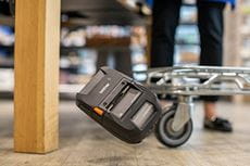 Mobilní tiskárna Brother RJ-3200 padá na podlahu v supermarketu