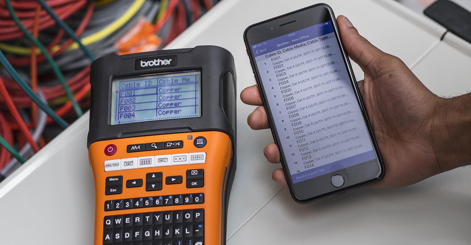 Mobilna naprava, pripravljena za prenos novih ID-jev kablov na tiskalnik nalepk Brother PT-E550W