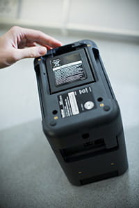 Brother PT-P900W pisač naljepnica s postajom za punjenje baterija u koju je umetnuta punjiva baterija