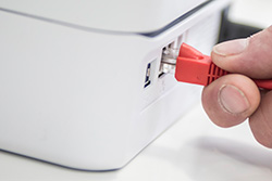 Umetanje Ethernet kabela u mrežni pisač naljepnica