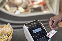 Brother QL-82NWBc pe tejghea de delicatese cu etichetă imprimată
