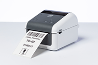 Nabiurkowa drukarka etykiet Brother TD-4410D z wydrukowanym na etykiecie kodem kreskowym