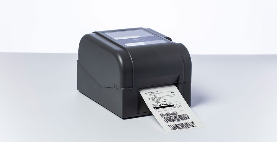 Настолен етикетен принтер Brother TD-4T отпечатва транспортен етикет в студио 