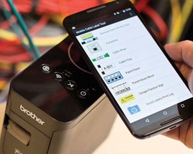 Pametni telefon prikazuje predloške u aplikaciji Brother Cable Label Tool