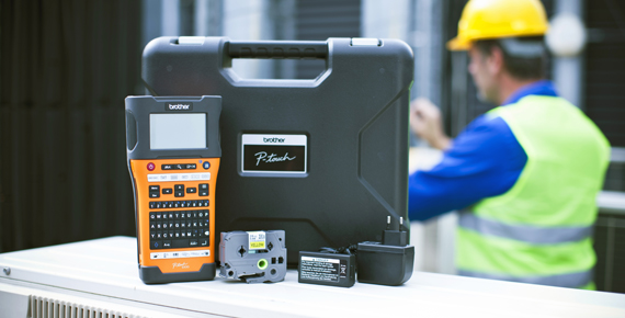 tiskalnik nalepk Brother PT-E550W, v ozadju delavec s čelado