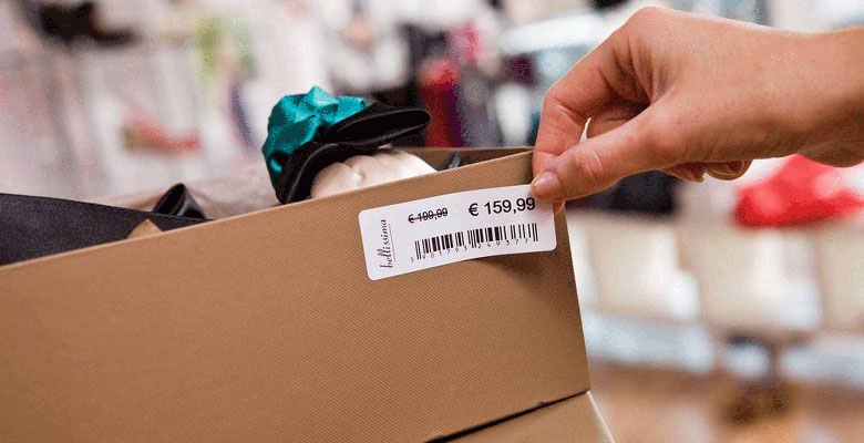 48 / 5000 Fordítási találatok Vonalkódcímke felhelyezése a boltban egy cipősdobozra 