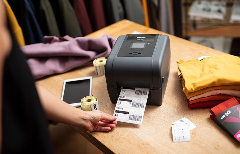 Stolní tiskárna štítků TD tiskne RFID štítky produktů