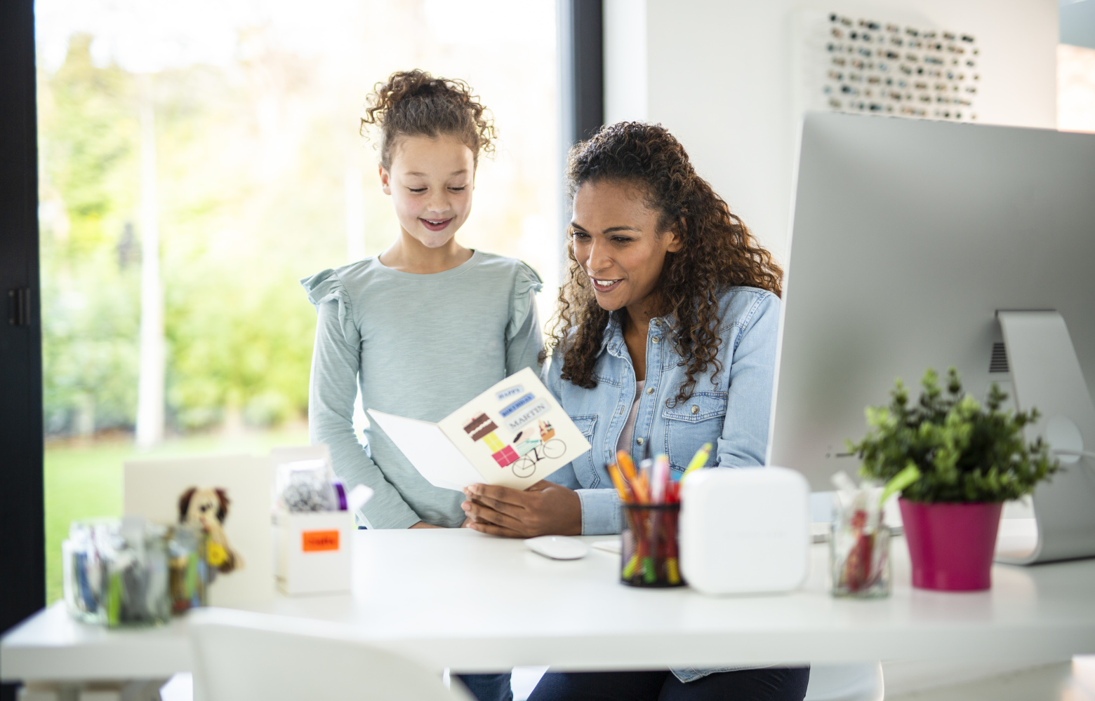 Mama si fiica creand un card personalizat folosind o imprimanta de etichete Brother P-touch