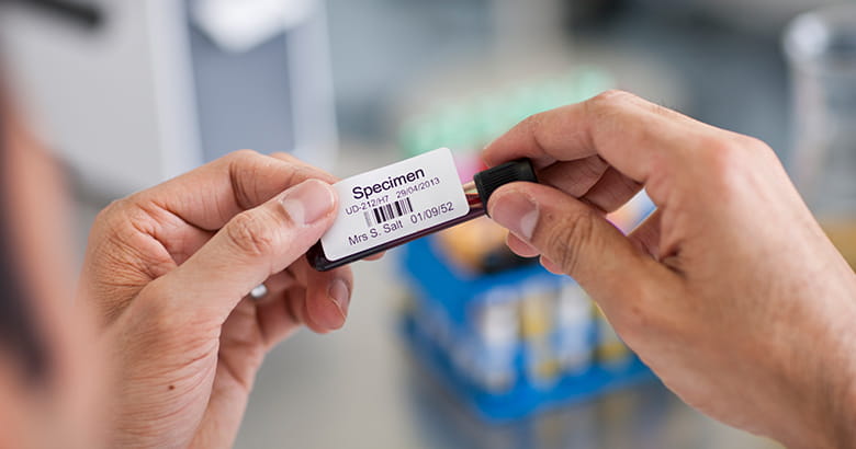 O etichetă sintetică imprimată, pe un recipient mic