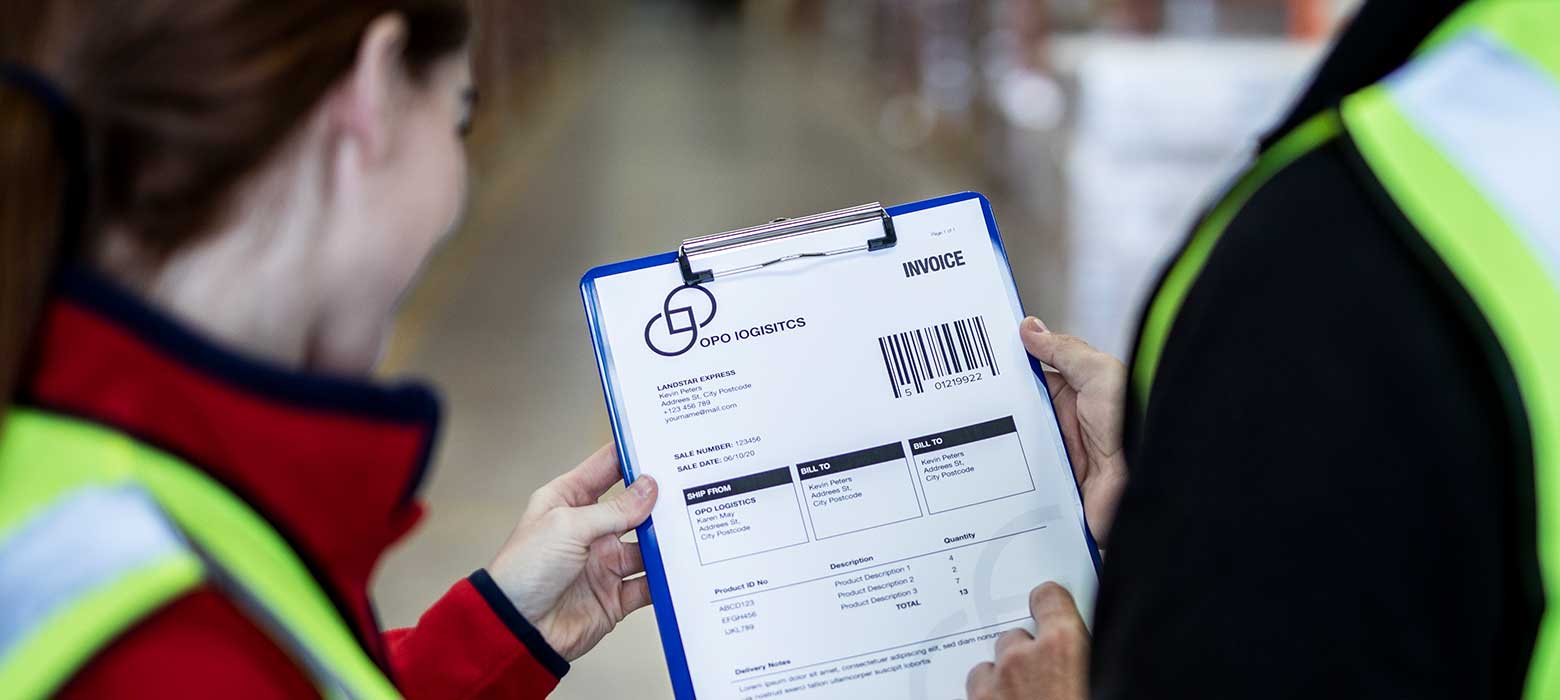  Bărbat și femeie care poartă veste cu clipboard cu factură în depozit