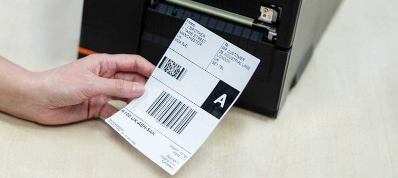 Етикет за доставка се отпечатва от принтер в склад