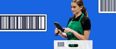 Une employée de supermarché portant un tablier vert utilise une imprimante mobile d'étiquettes Brother, en surimpression sur un fond bleu illustré par des codes-barres.