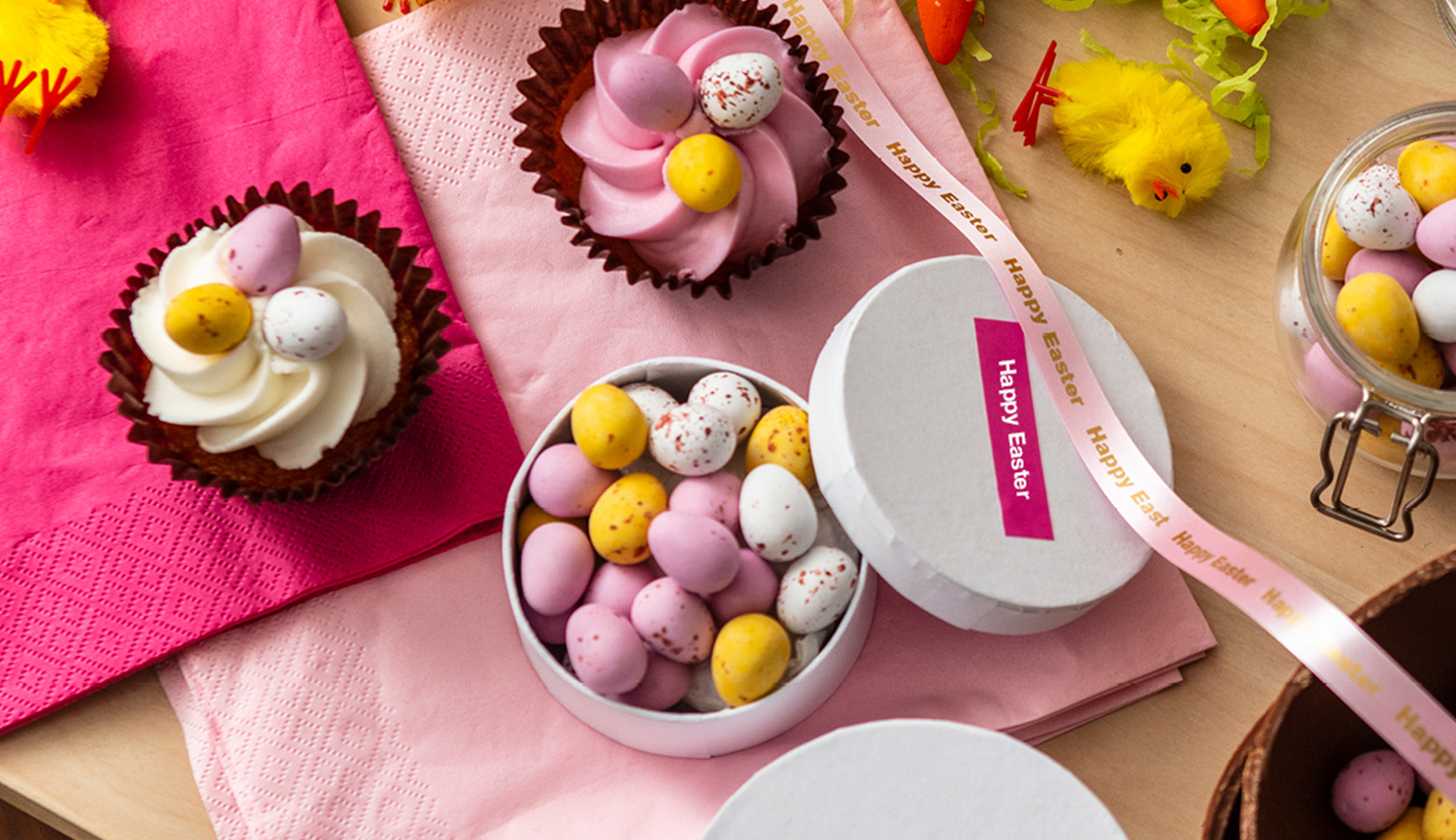 Osternester angeschrieben mit pinken Etiketten und Geschenkbändern von Brother