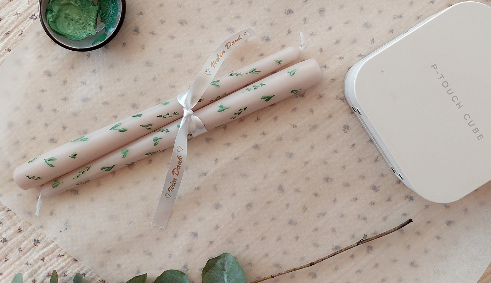 Kerzen verpackt mit einem personalisierten Geschenkband von Brother