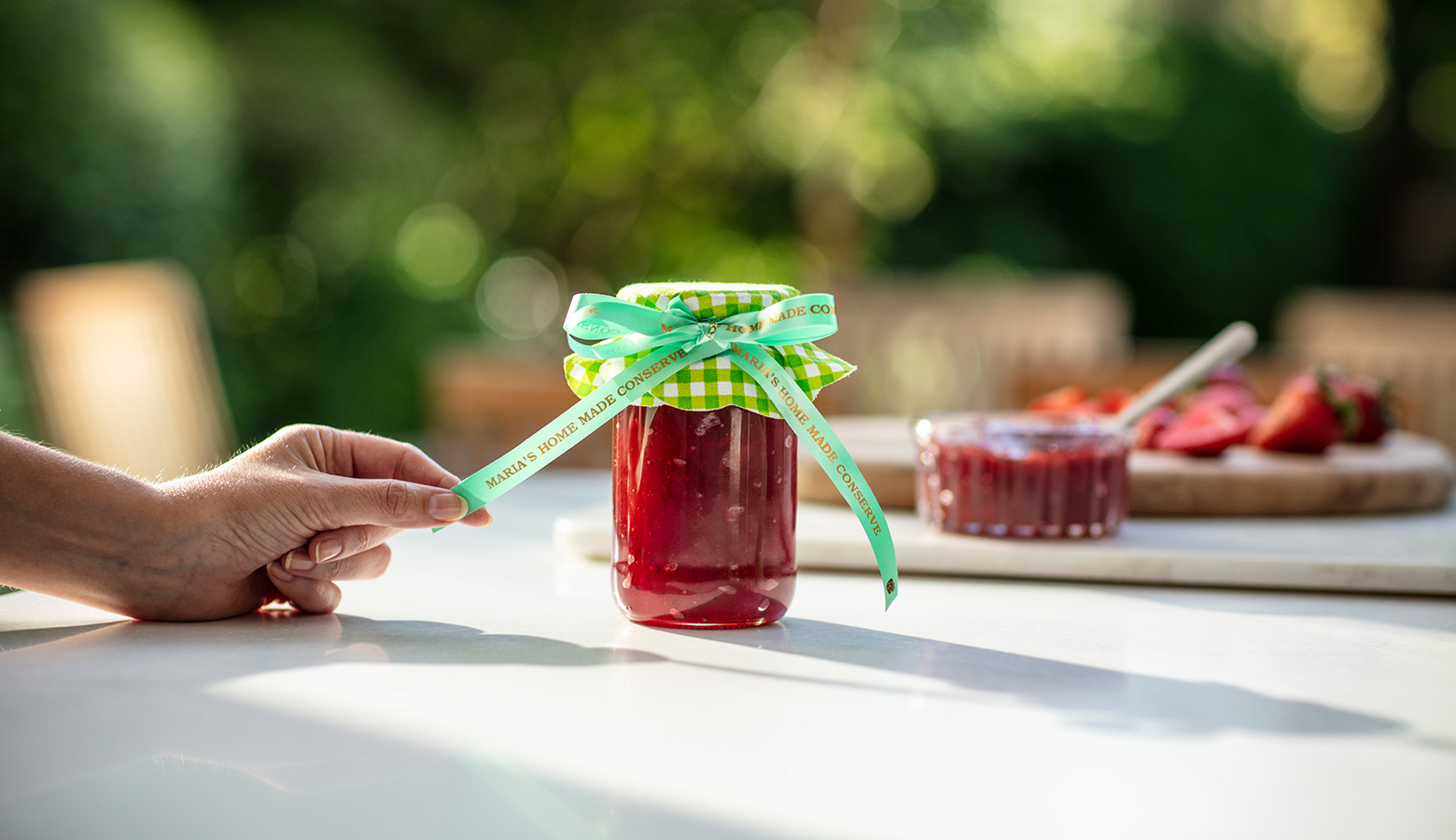 Selbstgemachte Konfitüre dekoriert mit einem personalisierten Geschenkband von Brother
