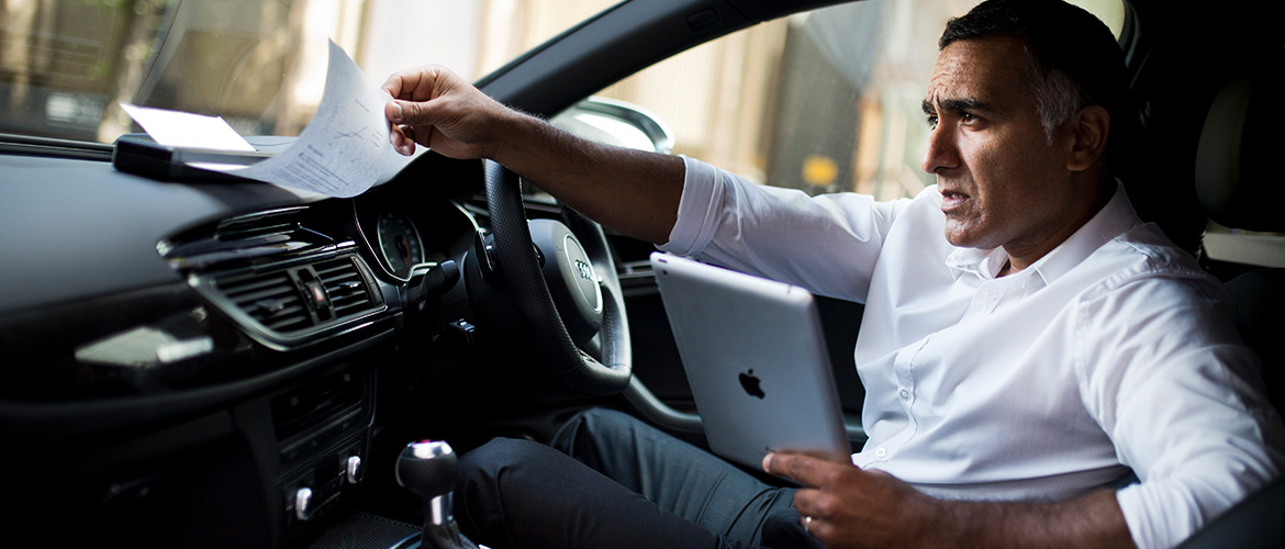 Mann drucken im Auto über Tablet ein Dokument über Mobilbene Drucker AUS.