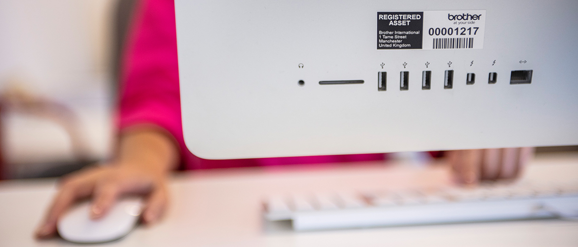 Rückseite Eines ComputerBildSchirms mit BarcodeeTikett