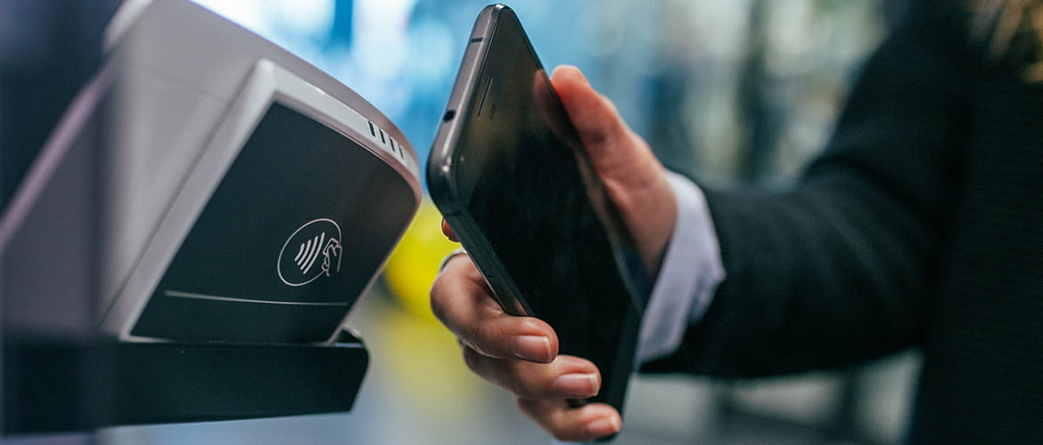 Person Bezahlt pro Smartphone ein NFC-Terminal