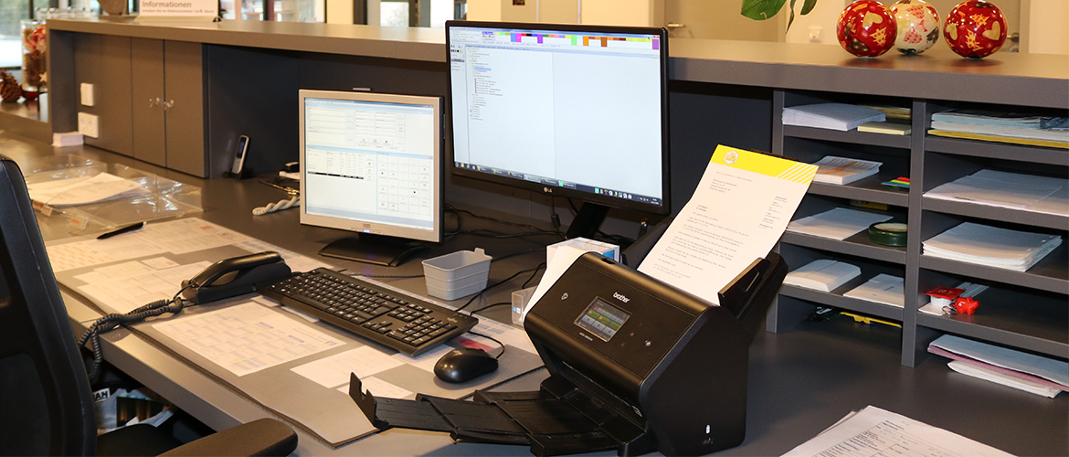 Dokumentenscanner heht auf dem schreibtisch eine krankenhausrezeption.