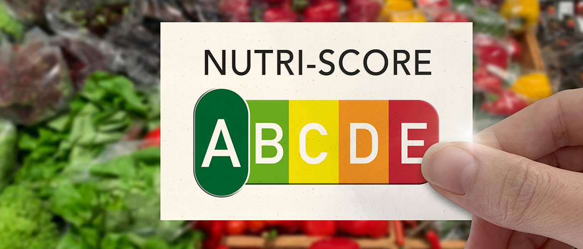 Vorverpacktes Gebäck in der Auslage Einer Konditorei, Markiert mit Nutri-Score.