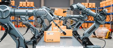 Fest Verankerte Roboterarme Stehen ein Einem Fließband und kommissionieren Pakete Automatisch.