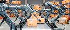 Fest Verankerte Roboterarme Stehen ein Einem Fließband und kommissionieren Pakete Automatisch.