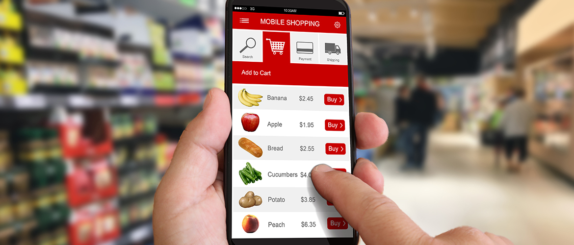 Kunde scannt produkte im supermarkt selbst ein und bezahlt direkt über sein smartphone.