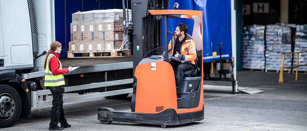Gabelstapler belädt einen LKW mit einer Palette. 