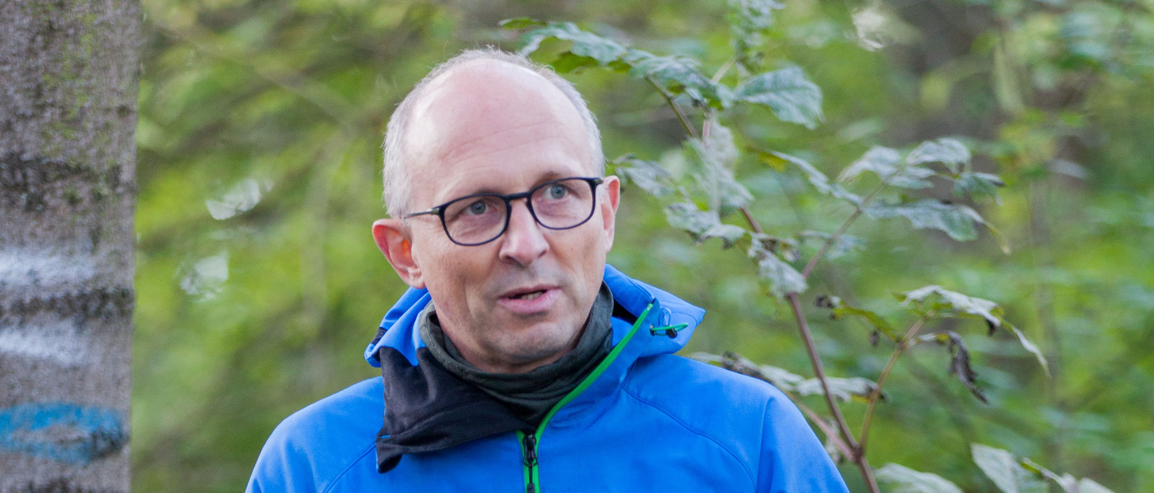 Portrait von Dr. Sayer von FSC im Wald