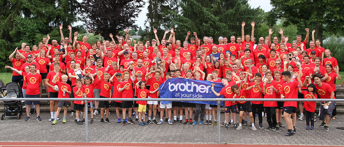 GRUPPENFOTO DER TEILNEHER DES Wohltätigkeisauflaufes Golden Ringprojekt von Brother.
