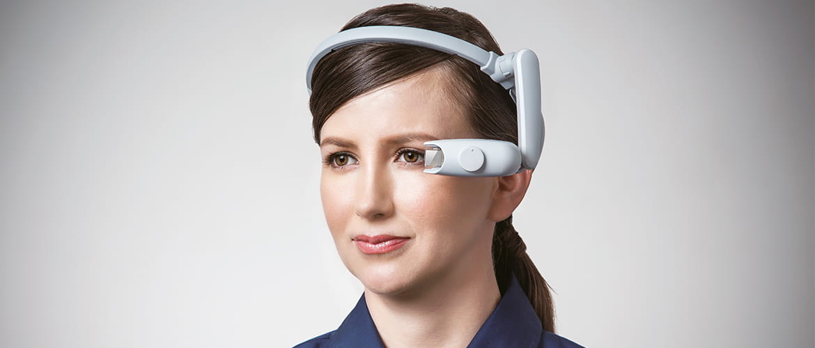 Frau Trägt ein Kopfmontage-Display, das IHR Informations-Direkt Vordas Auge projiziert.