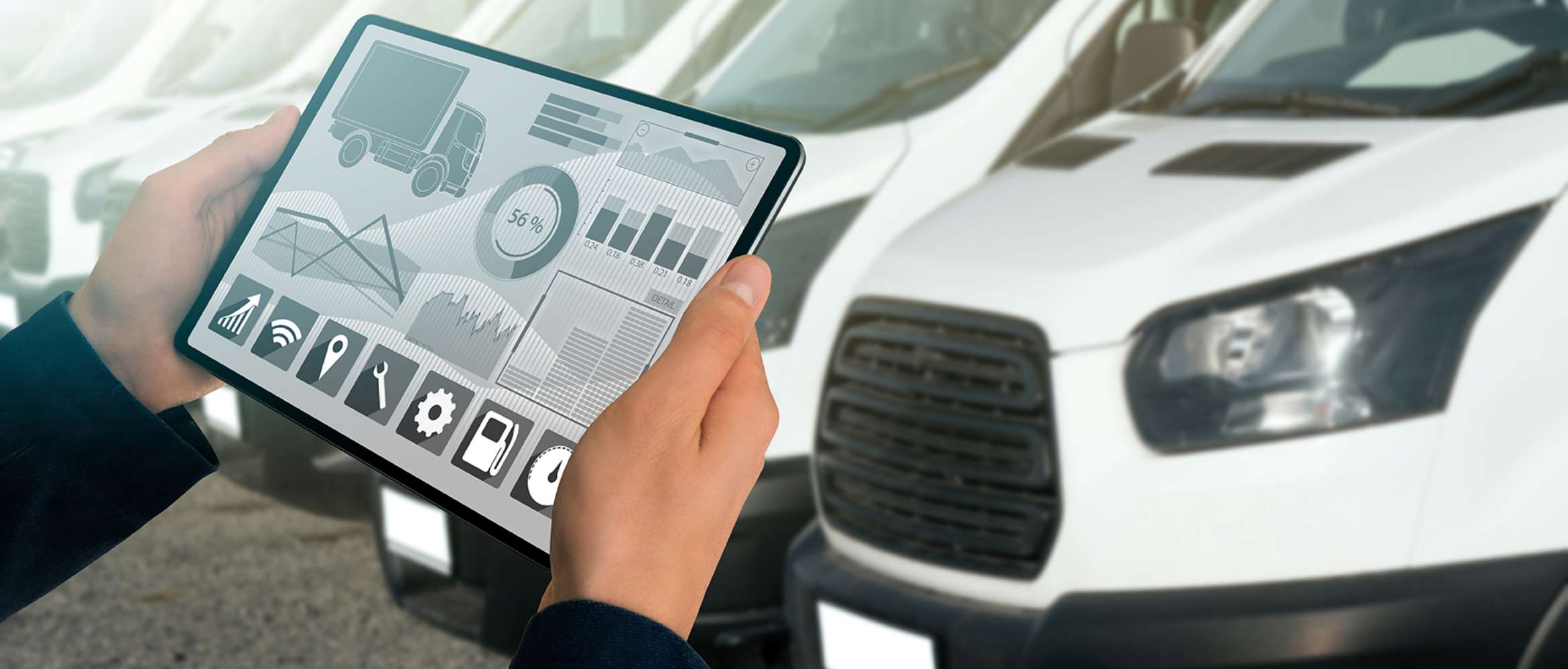 Ein Tablet zeigt in dieser Transport- und Logistikszene Informationen und Optionen für einen Lastwagen an. Der Benutzer steht vor einer Flotte von Fahrzeugen.