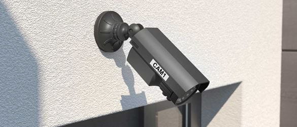 Im Außenbereich angebrachte Überwachungskamera, die mit weiß-schwarzem Etikett zur Nachverfolgung und Bestandserfassung gekennzeichnet ist. 