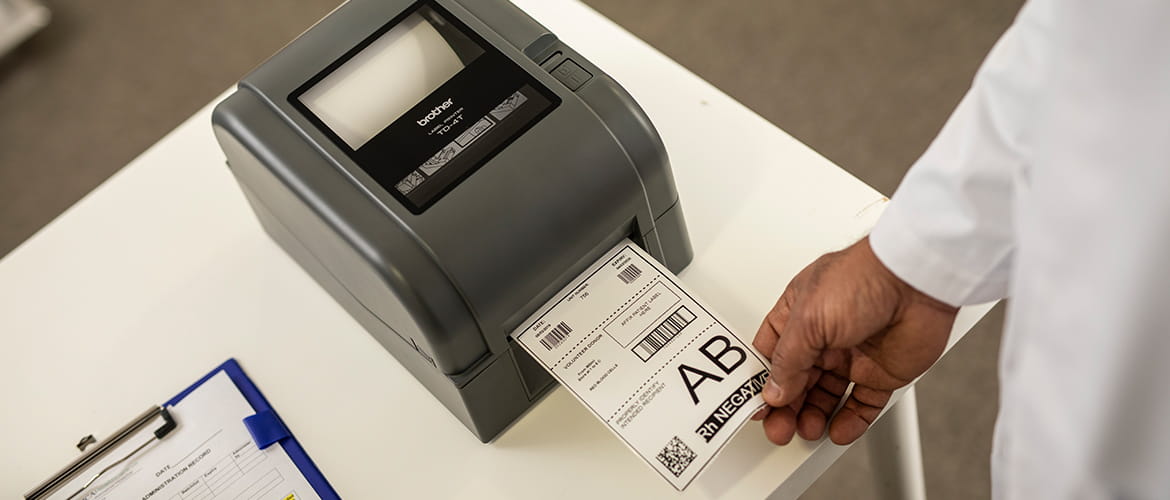 EtikettendRucker Druckt Etikett mit Barcodes und Informationen zu Blutgruppen AUS.