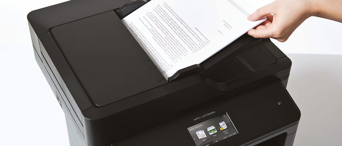 Ein Hand Light ein PapierDokument zum Scanne in den den Automaten vorlageneinzug ein MultifunktionsDrucken von Brother.