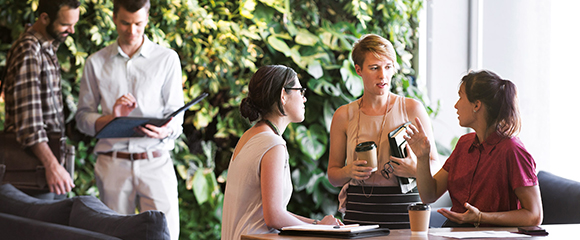 Arbeitskollegen unterhalten sich in einem modernen Büro.