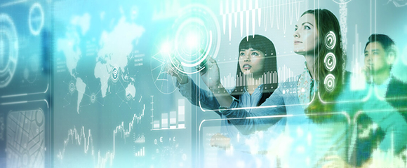 Zwei Frauen stehen an einer Wand und verschieben mit den Händen Augmented Reality Elemente.