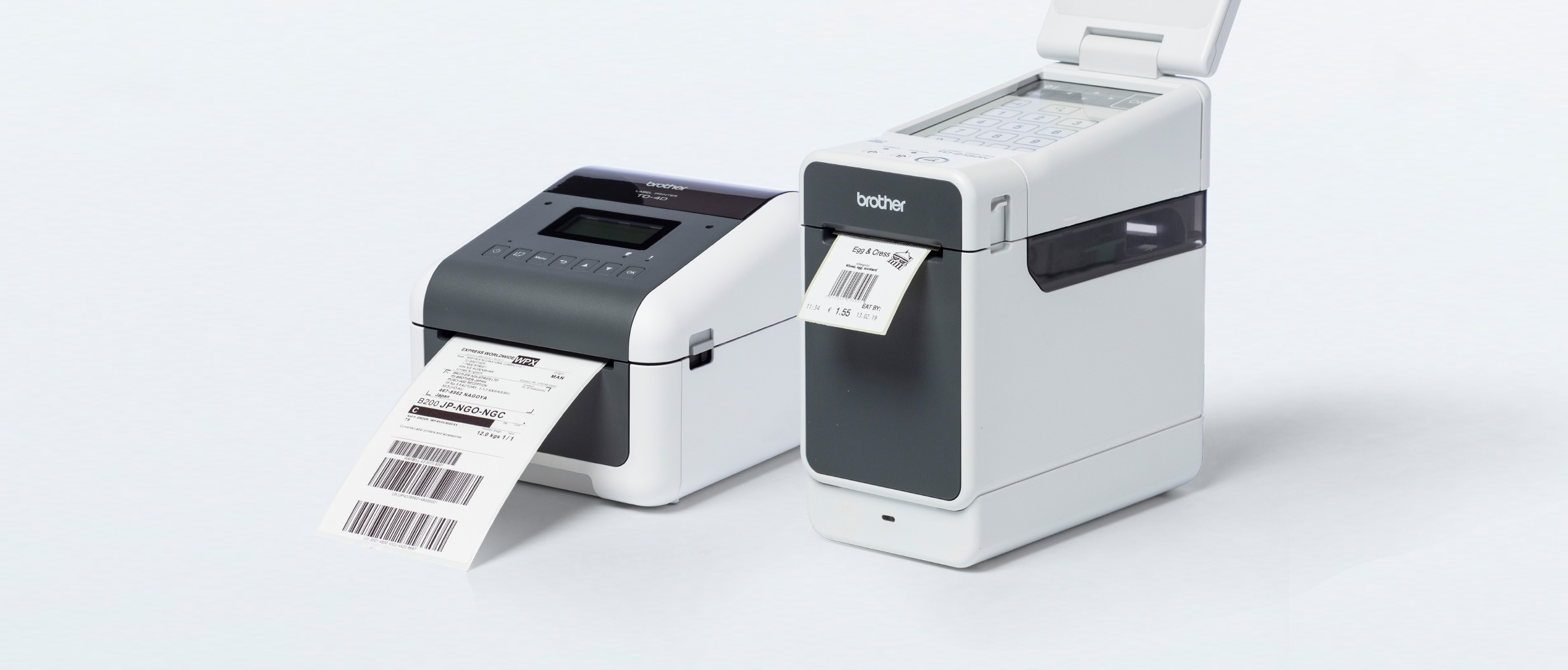 Brother EtikettendRucker der TD-2 und TD-4D Serie, Nebeneinander Stehend vor Hellem Integrund