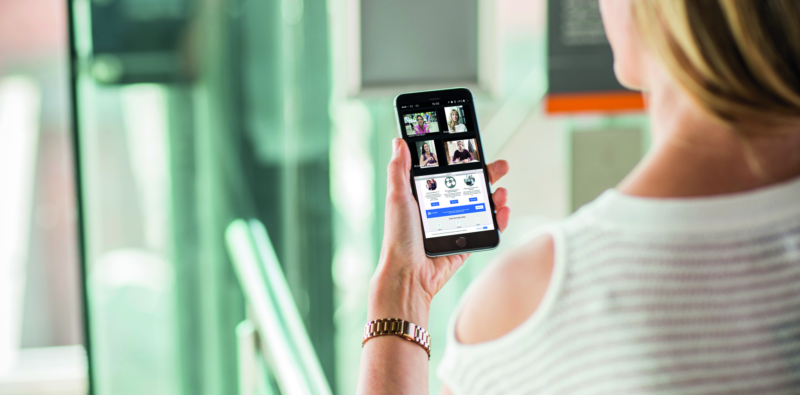 Frau benutzt ein Smartphone