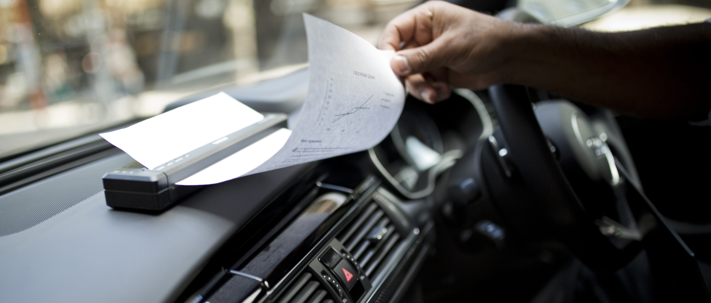 Versicherungsangestellter Druckt auf Mobilem Brother Drucker im Auto