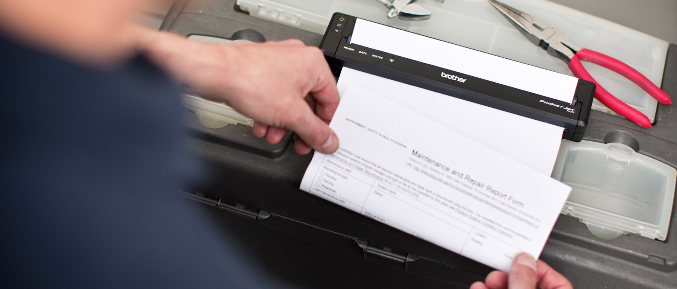 Mobiler Drucker, Bettentient von Technischem mitarbeiterin