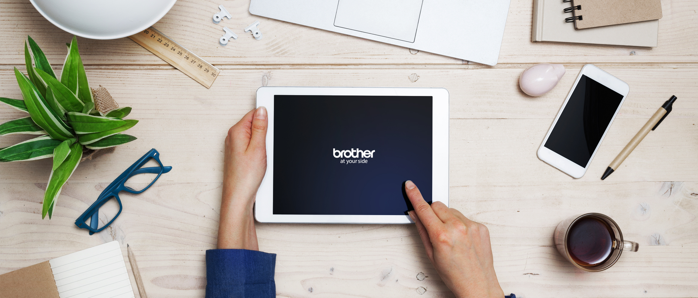 Person, ein schreibtisch sitenz, betentum laptop